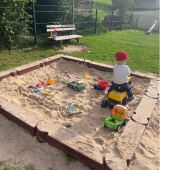 Bild vom Spielplatz anzeigen.