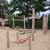 Bild vom Spielplatz anzeigen.