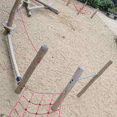 Bild vom Spielplatz anzeigen.