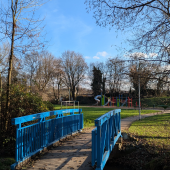 Bild vom Spielplatz anzeigen.
