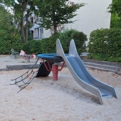 Bild vom Spielplatz anzeigen.