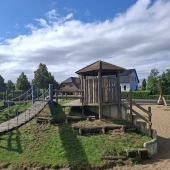 Bild vom Spielplatz anzeigen.