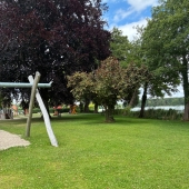 Bild vom Spielplatz anzeigen.