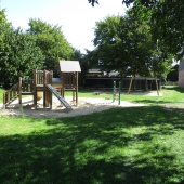 Bild vom Spielplatz anzeigen.
