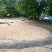 Bild vom Spielplatz anzeigen.