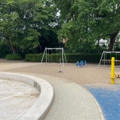 Bild vom Spielplatz anzeigen.