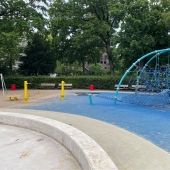 Bild vom Spielplatz anzeigen.