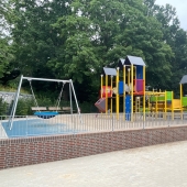 Bild vom Spielplatz anzeigen.