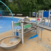 Bild vom Spielplatz anzeigen.