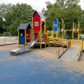 Bild vom Spielplatz anzeigen.