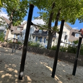 Bild vom Spielplatz anzeigen.