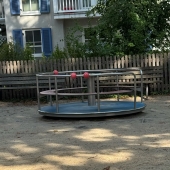 Bild vom Spielplatz anzeigen.