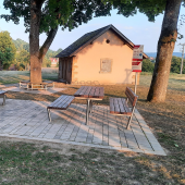 Bild vom Spielplatz anzeigen.