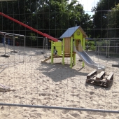 Bild vom Spielplatz anzeigen.