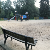 Bild vom Spielplatz anzeigen.