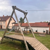 Bild vom Spielplatz anzeigen.