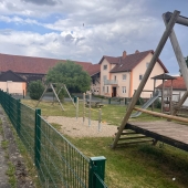 Bild vom Spielplatz anzeigen.