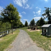 Bild vom Spielplatz anzeigen.