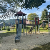 Bild vom Spielplatz anzeigen.