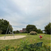 Bild vom Spielplatz anzeigen.