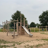 Bild vom Spielplatz anzeigen.