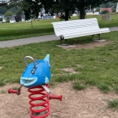 Bild vom Spielplatz anzeigen.