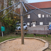 Bild vom Spielplatz anzeigen.