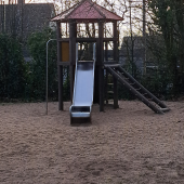 Bild vom Spielplatz anzeigen.