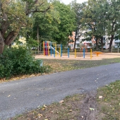 Bild vom Spielplatz anzeigen.