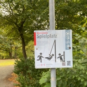 Bild vom Spielplatz anzeigen.