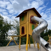 Bild vom Spielplatz anzeigen.