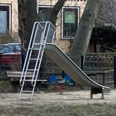 Bild vom Spielplatz anzeigen.
