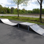 Bild vom Spielplatz anzeigen.