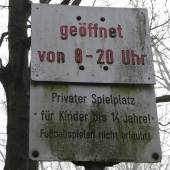 Bild vom Spielplatz anzeigen.