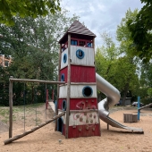 Bild vom Spielplatz anzeigen.