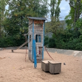 Bild vom Spielplatz anzeigen.