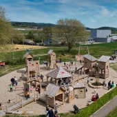 Bild vom Spielplatz anzeigen.