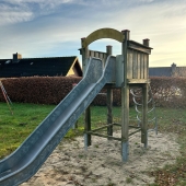 Bild vom Spielplatz anzeigen.