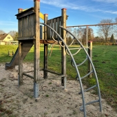Bild vom Spielplatz anzeigen.