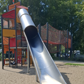 Bild vom Spielplatz anzeigen.