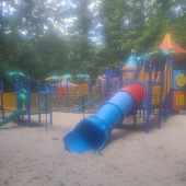 Bild vom Spielplatz anzeigen.
