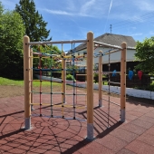 Bild vom Spielplatz anzeigen.
