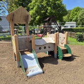 Bild vom Spielplatz anzeigen.