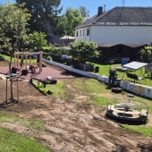 Bild vom Spielplatz anzeigen.