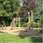 Bild vom Spielplatz anzeigen.