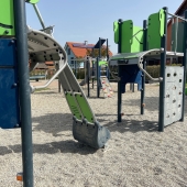 Bild vom Spielplatz anzeigen.