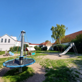 Bild vom Spielplatz anzeigen.