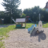 Bild vom Spielplatz anzeigen.