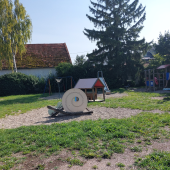 Bild vom Spielplatz anzeigen.