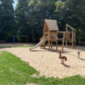 Bild vom Spielplatz anzeigen.